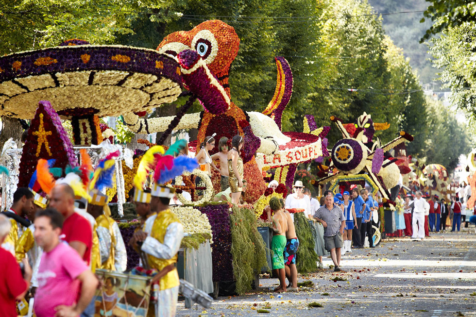 Chars de la fête des fleurs à Luchon Chars de la fête des fleurs à Luchon
