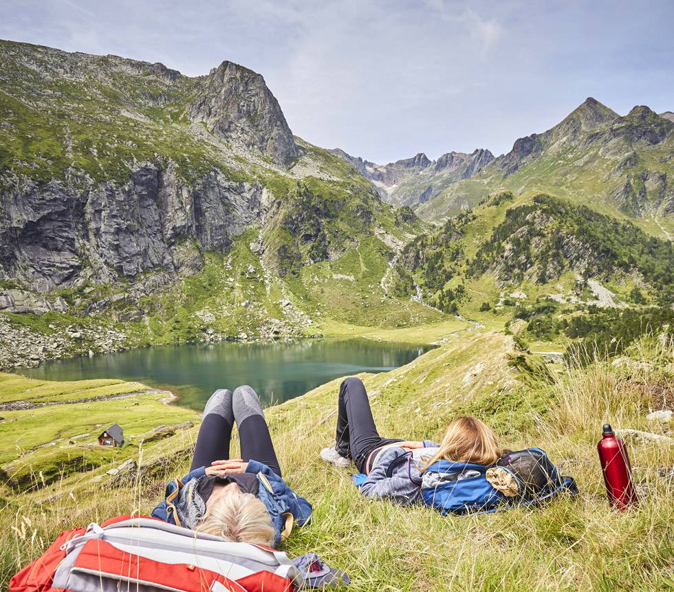 2 personnes font la sieste près du lac d'Espingo en montagne 2 personnes font la sieste près du lac d'Espingo en montagne