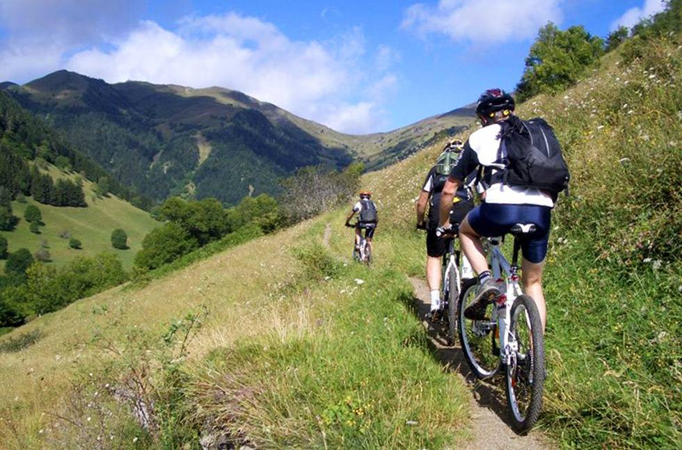 3 vtt montent un sentier en vallée d'Oueil