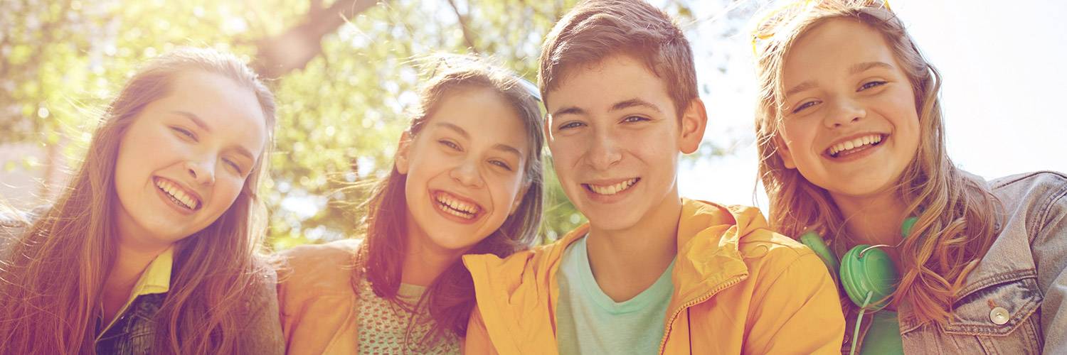 4 adolescents fille et garçon qui sourient