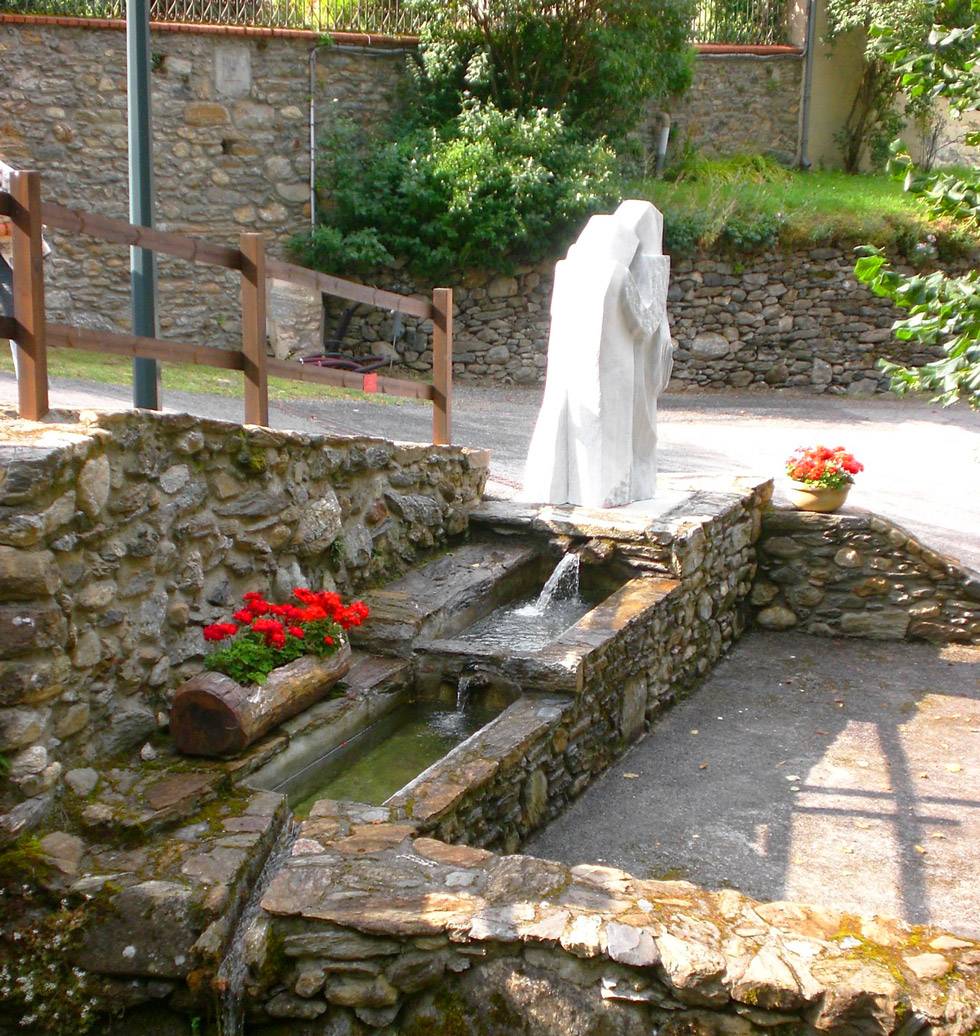 Abrevoir et sculpture en marbre blanc à Lège Abrevoir et sculpture en marbre blanc à Lège